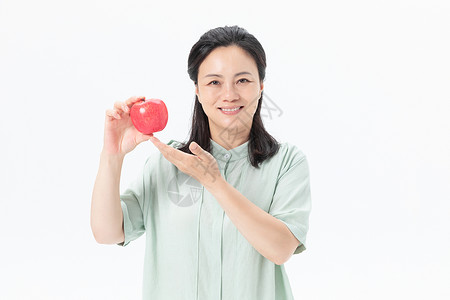 中年女性拿着苹果背景图片