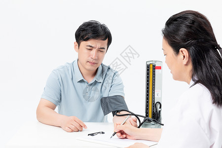 医生给病人量血压图片