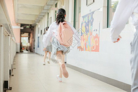 小学生教室走廊奔跑图片