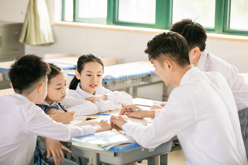 老师课间辅导学生图片