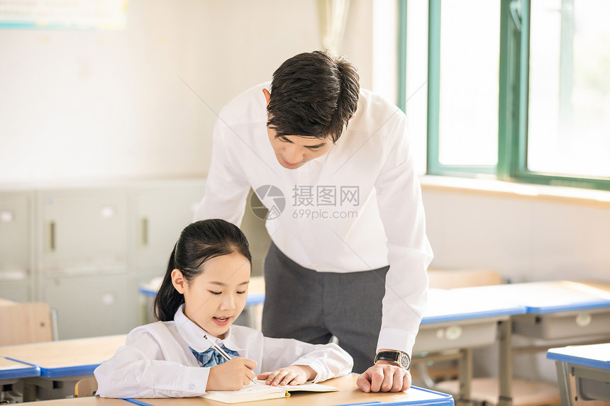 老师一对一辅导学生学习图片