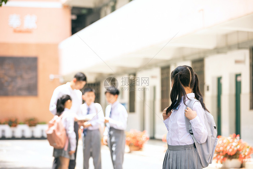 小学生背影图片