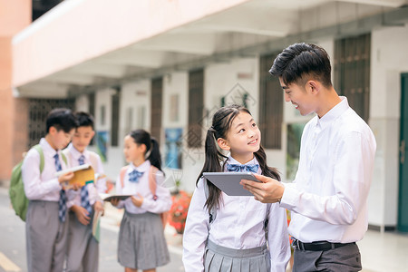 老师与学生课间讨论问题高清图片