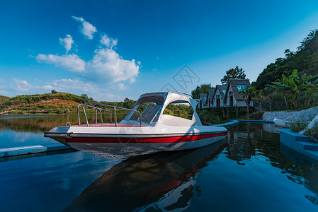 小艇停靠在湖面的船背景