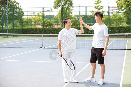 父子户外网球场运动图片