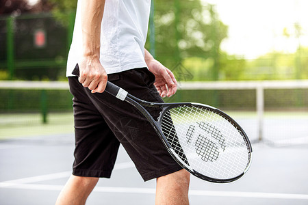 网球边青年男性网球场打网球背景