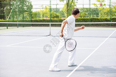 老人网球场打网球图片