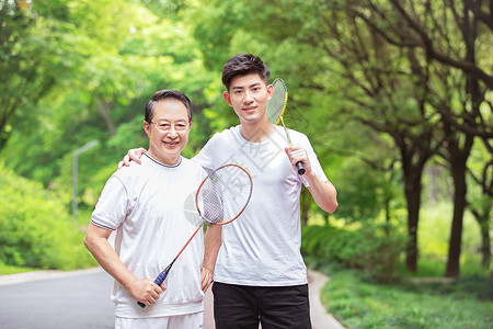 父子户外羽毛球运动图片