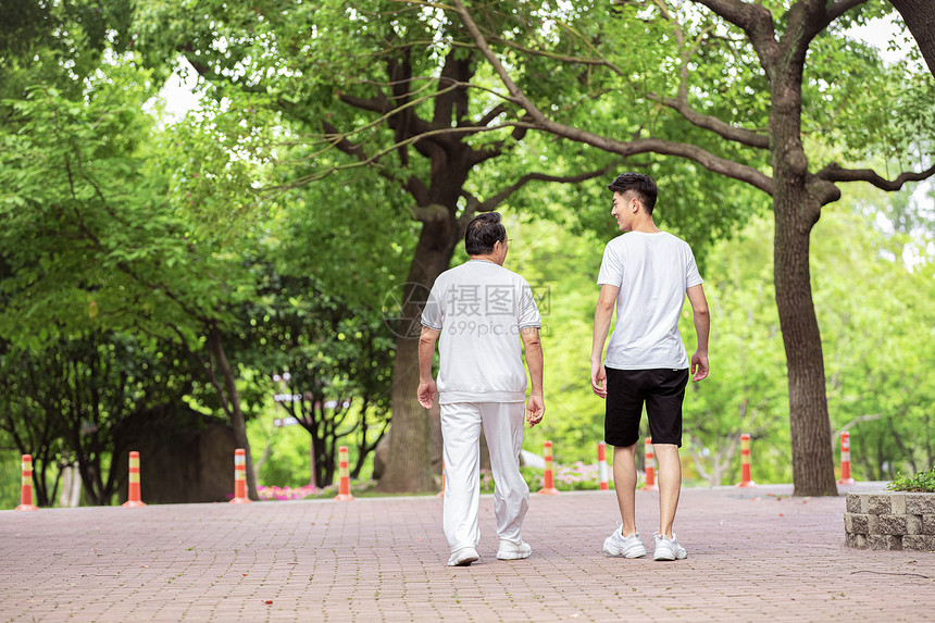 父子户外散步交谈图片