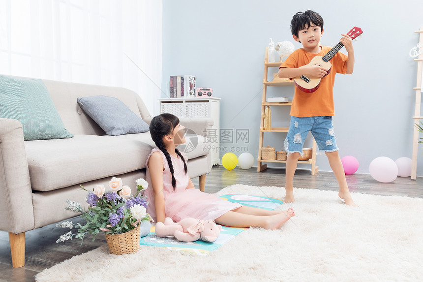 儿童暑假居家弹吉他图片