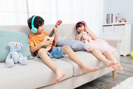 儿童暑假居家听音乐高清图片