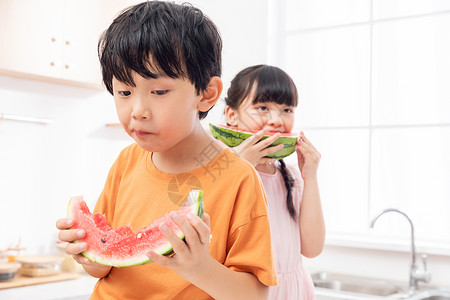 儿童暑假居家吃西瓜背景图片