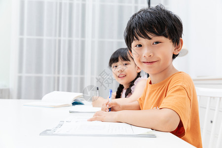 暑假作业帮儿童做暑假作业背景