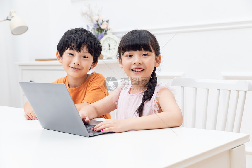 儿童暑假居家玩笔记本电脑图片