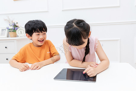 夏日房间儿童暑假居家玩平板电脑背景