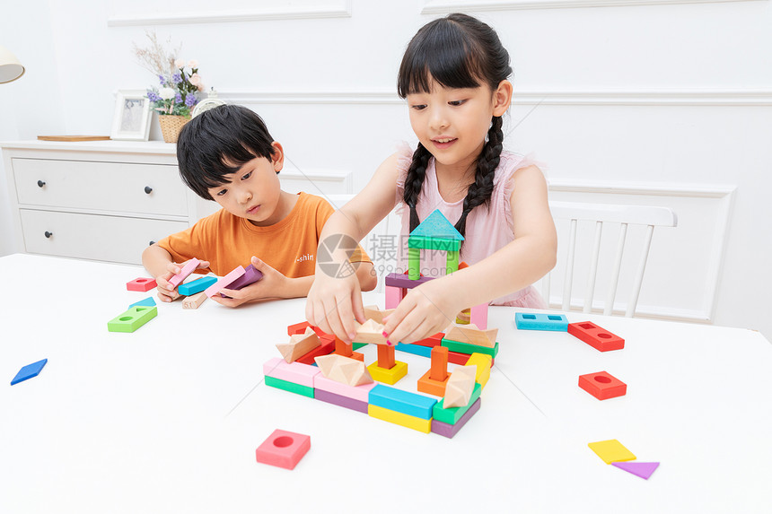 儿童暑假居家玩积木图片