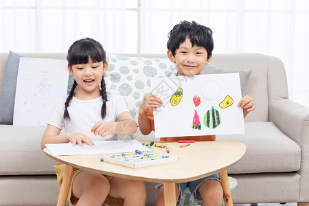 画画的小男孩儿童暑假居家画画背景