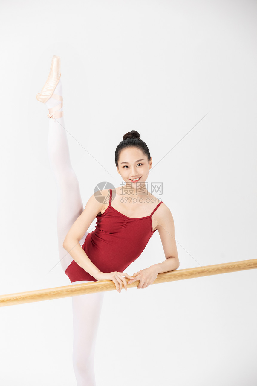 年轻美女芭蕾舞动作图片