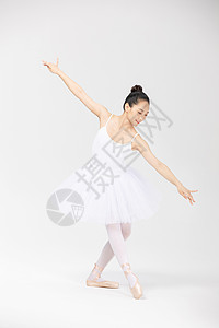 年轻美女跳芭蕾舞背景图片