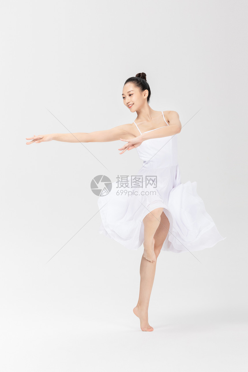 青年美女跳芭蕾舞图片