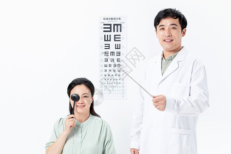 眼科医生给病人检查视力背景图片