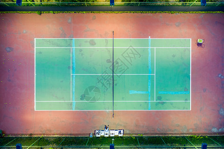俯拍夜晚空旷的网球场图片