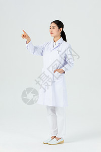 着装得体的美女医生伸手触摸前方图片