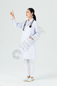 美女医生站着伸手触摸前方图片