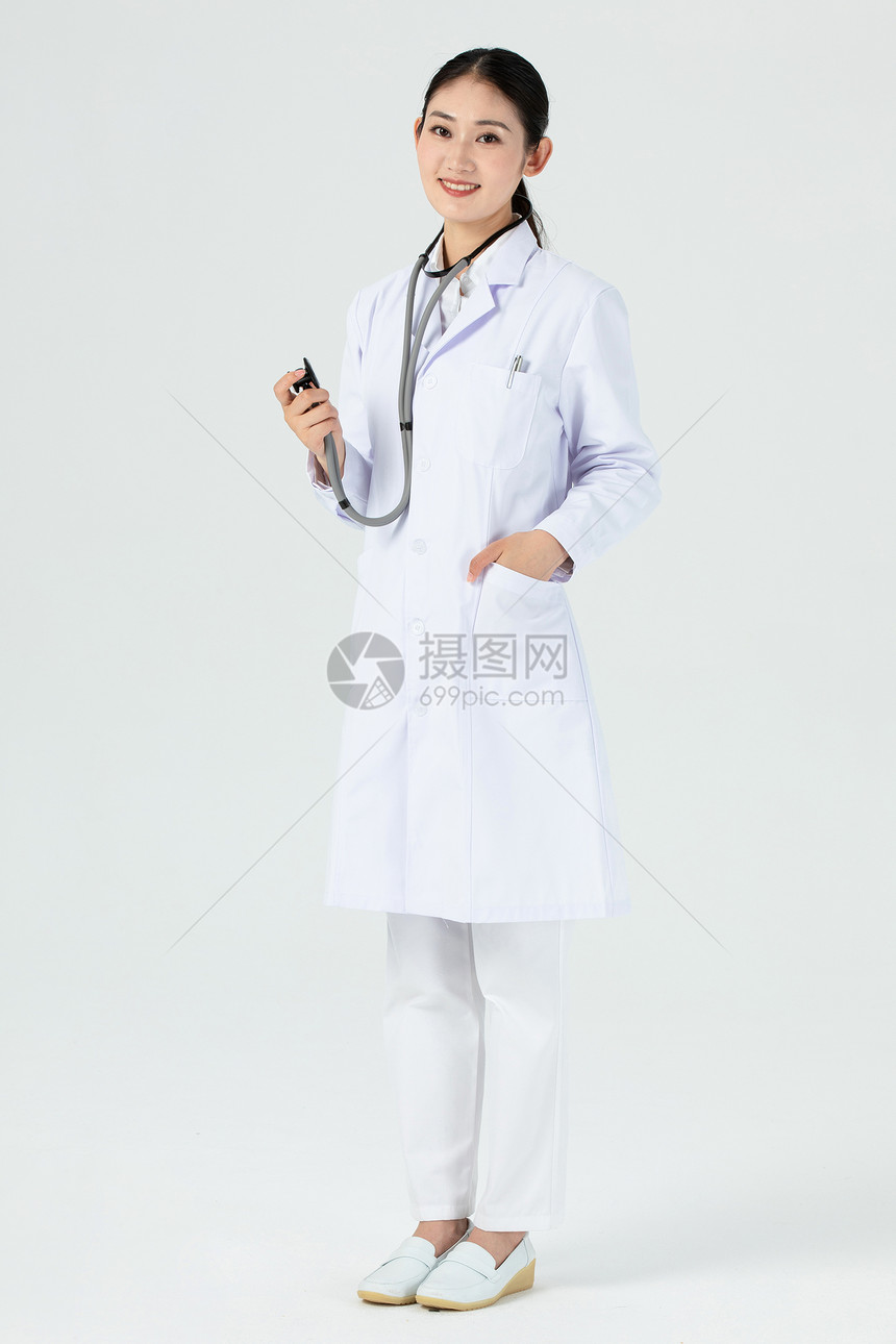 美女医生使用听诊器图片