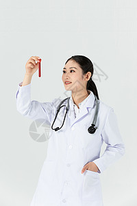 美女医生观察血液样本图片