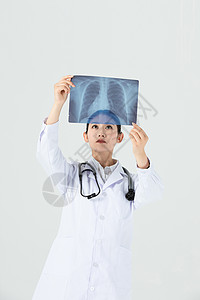 女医生查看X光片图片