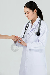 女医生查看病患手部伤口图片