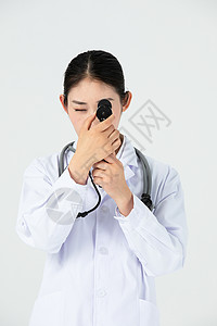 美女医生使用测视力工具图片