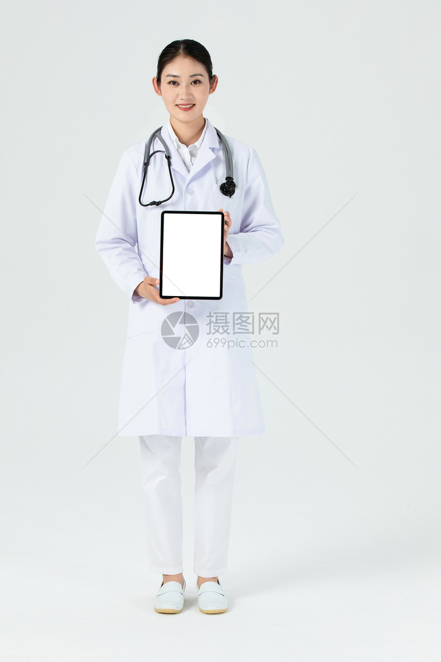 女性医生使用平板电脑图片