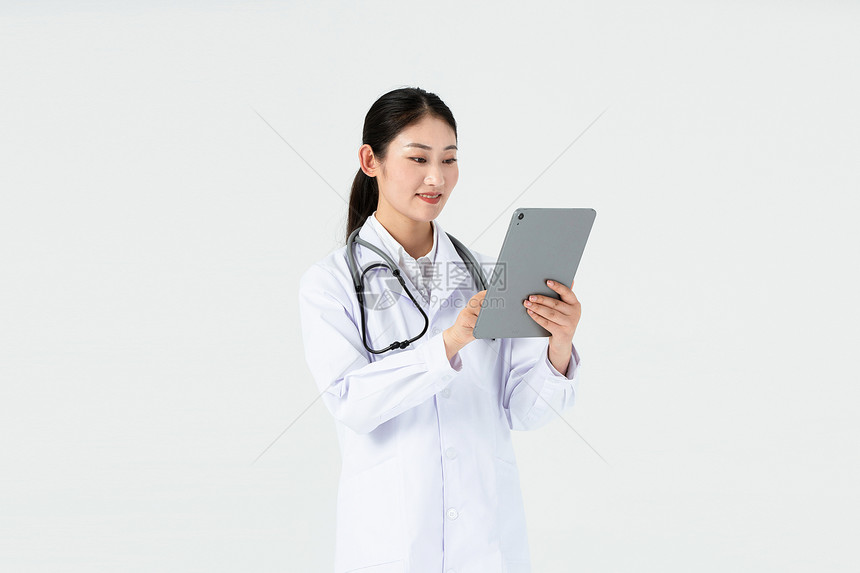 女医生使用平板电脑图片