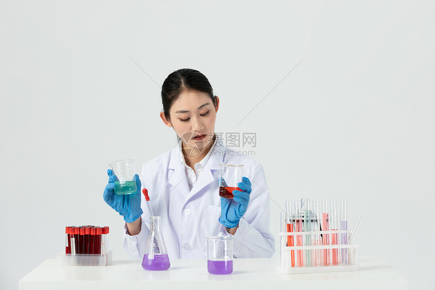 女性医生观察实验过程图片