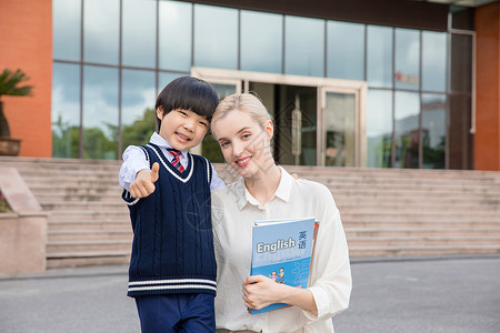 外教老师和学生们微笑点赞学生和外教老师和合影的点赞手势背景