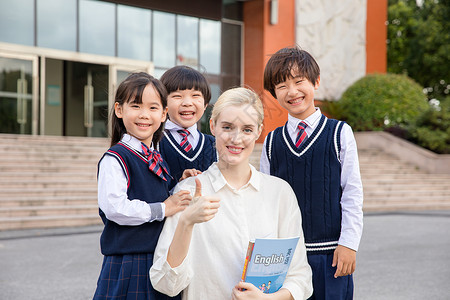 外国人和中国人外教老师和学生们微笑点赞背景