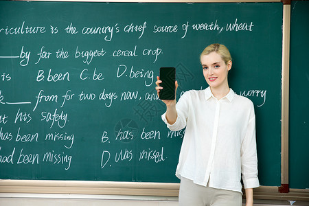 手机外国人外教老师展示手机背景