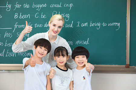 外教老师和学生们微笑点赞外教老师和学生们点赞手势背景