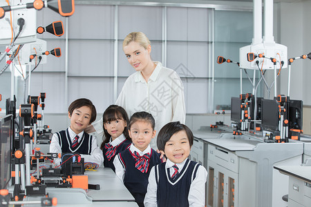 中国人与外国人儿童与老师在实验室背景
