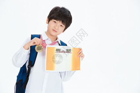 小男孩展示奖牌奖状背景图片