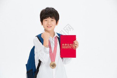 小男孩展示奖牌证书图片