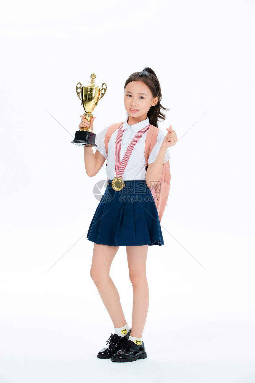 小女孩与奖杯图片