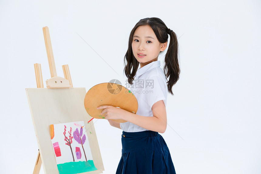 小女孩画画图片