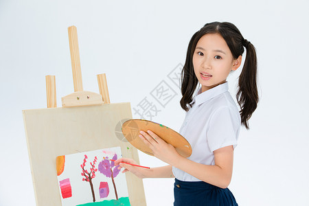 小女孩画画图片