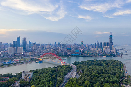 武汉城市中心的绿洲公园图片