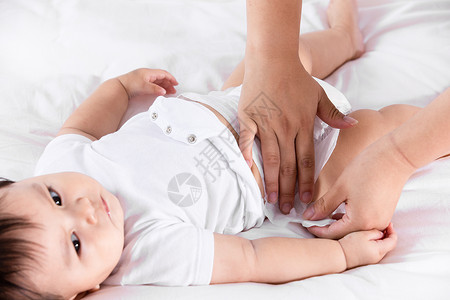 幼儿护理给宝宝换尿布背景