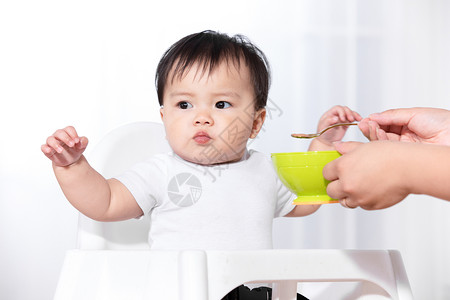 喂食宝宝人物喂食椅高清图片