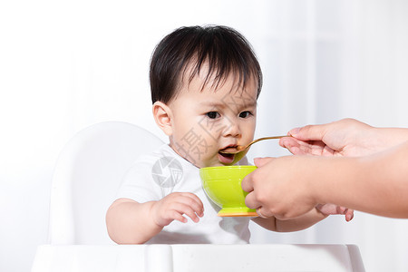 喂食宝宝人物喂食椅高清图片